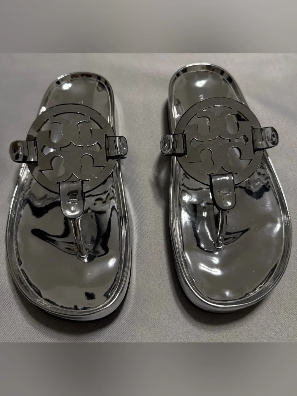 TORY BURCH Miller Cloud In Silver . Size - 5M